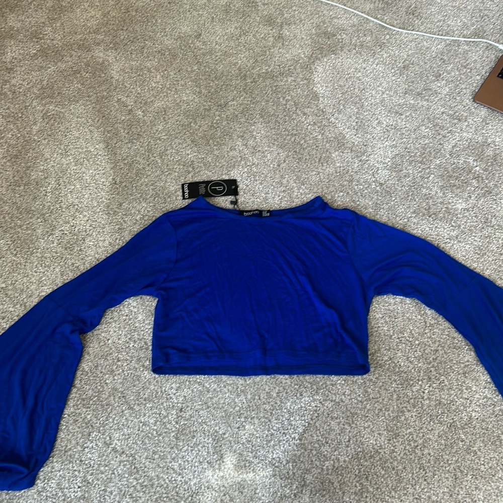 Boohoo blue flared sleeve croptop